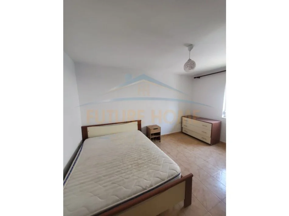 Tirane, jepet me qera apartament 2+1 Kati 4, 78 m² 400 € (ALI DEM)