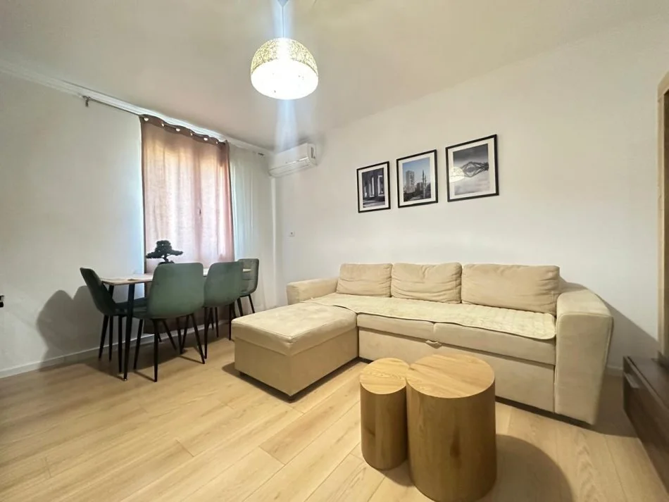 Tirane, jepet me qera apartament 1+1 Kati 4, 43 m² 600 € (Pazari i Ri)
