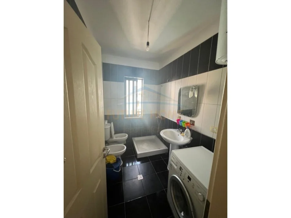 Tirane, jepet me qera apartament 2+1 Kati 7, 90 m² 450 € (Spitali Amerikan 3)