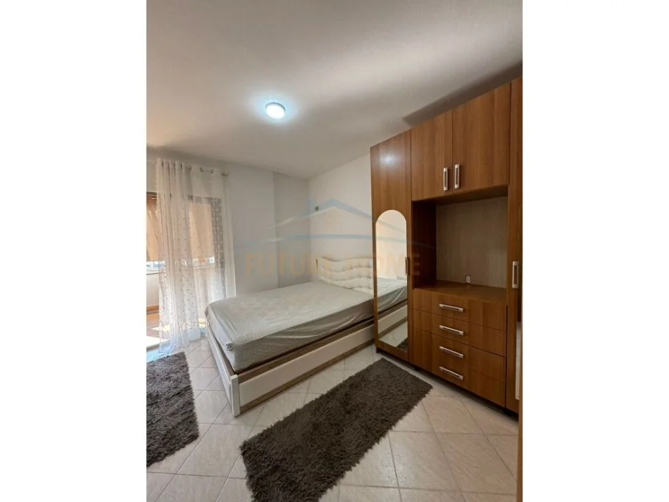 Tirane, jepet me qera apartament 2+1+Ballkon Kati 5, 110 m² 450 € (Unaza e Re)