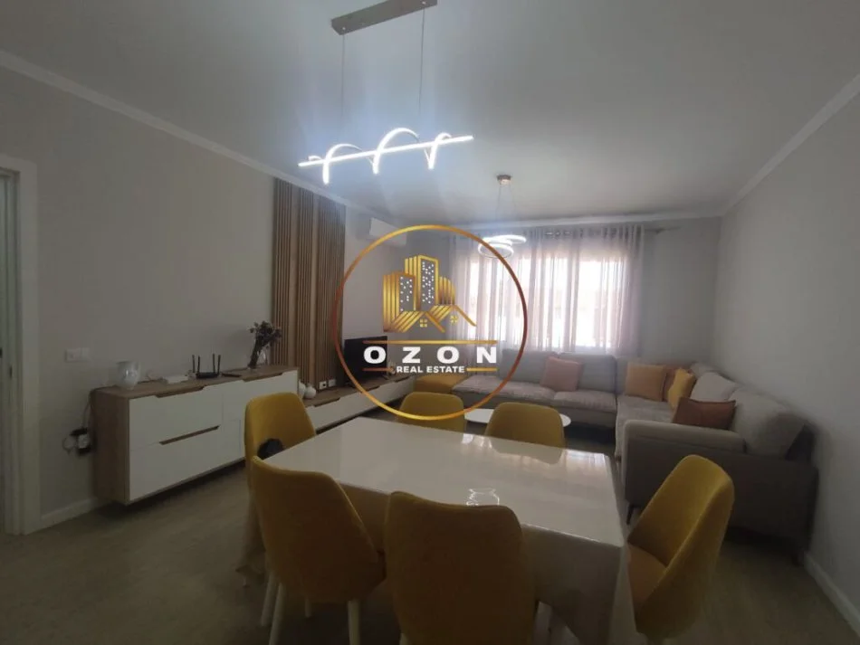 Tirane, jepet me qera apartament 1+1+Ballkon Kati 2, 70 m² 550 € (Sauk i Vjetër)