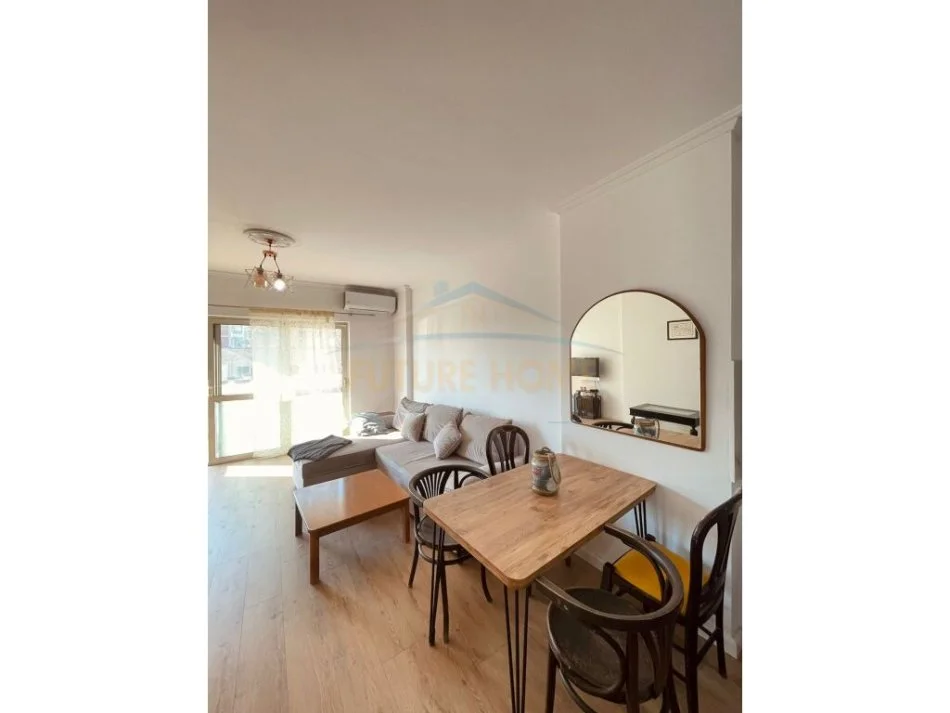 Tirane, jepet me qera apartament 1+1+Ballkon Kati 4, 70 m² 500 € (Selvia)