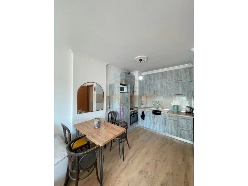 Tirane, jepet me qera apartament 1+1 Kati 4, 70 m² 500 € (SELVIA)
