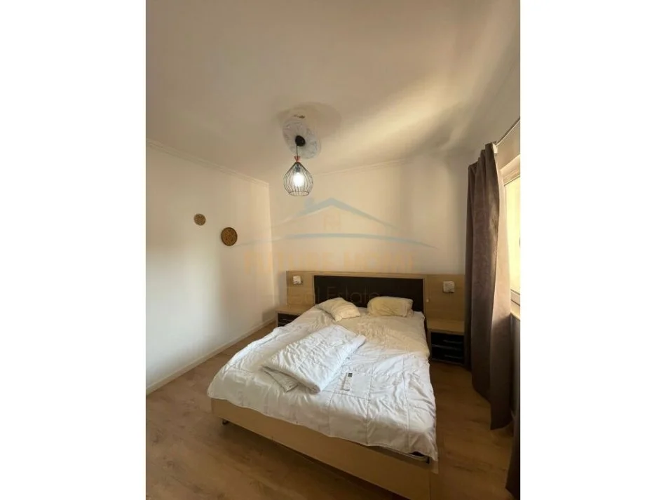 Tirane, jepet me qera apartament 1+1 Kati 4, 70 m² 500 € (SELVIA)