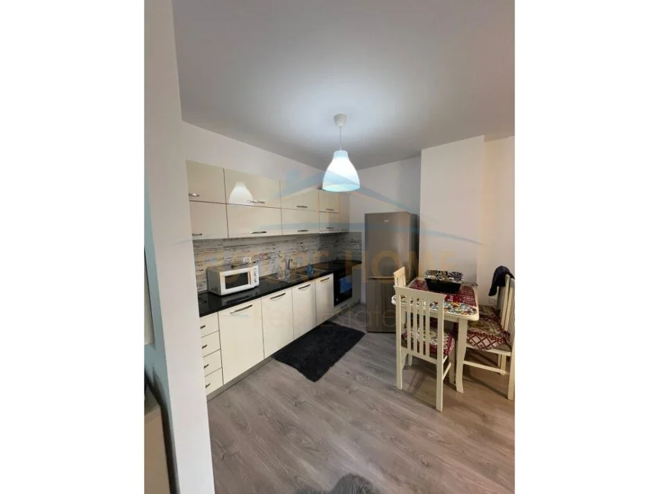 Tirane, jepet me qera apartament 1+1+Ballkon Kati 3, 60 m² 500 € (Kompleks Kontakti)