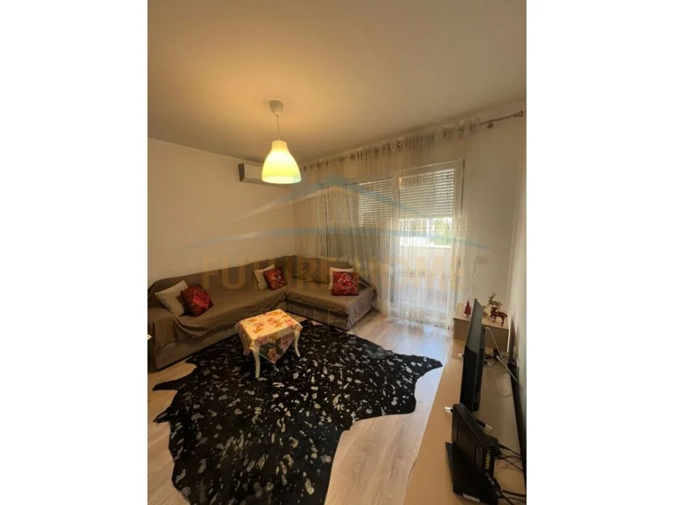 Tirane, jepet me qera apartament 1+1+Ballkon Kati 3, 60 m² 500 € (Kompleks Kontakti)