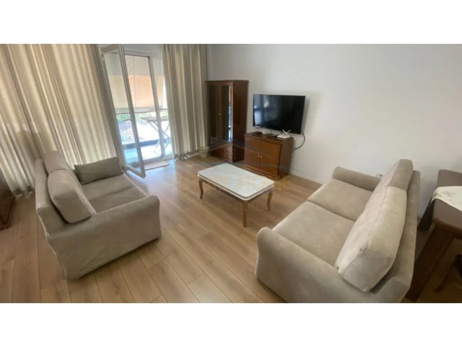 Tirane, jepet me qera apartament 1+1 Kati 8, 89 m² 500 € (Rruga 5 Maji)