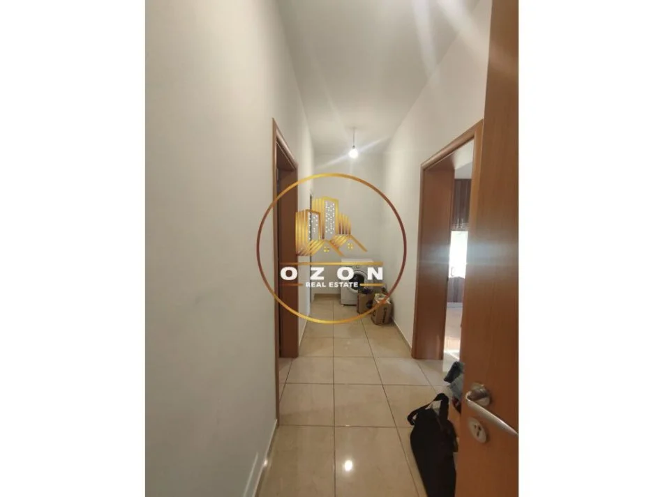Tirane, jepet me qera apartament 1+1+Ballkon Kati 2, 75 m² 300 € (Sauk i Vjetër)