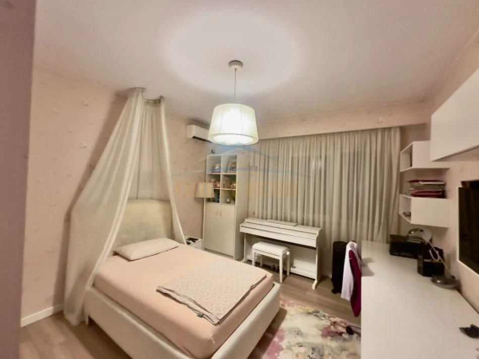 Tirane, shitet apartament 3+1 , 127 m² 196.000 € (Rruga 5 Maji)