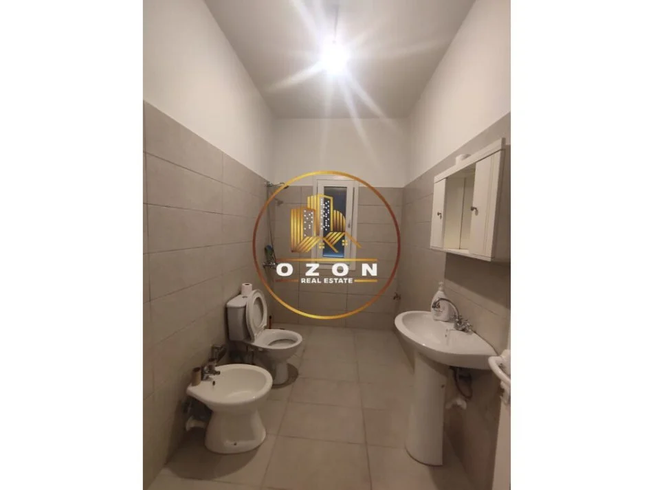 Tirane, jepet me qera apartament 1+1+Ballkon Kati 2, 75 m² 300 € (Sauk i Vjetër)