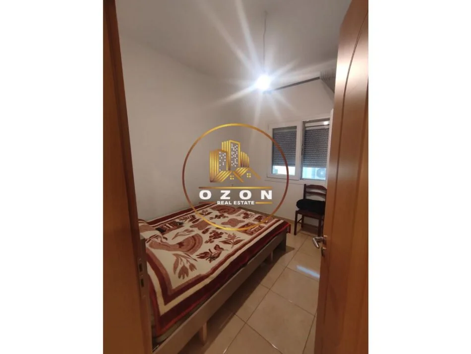 Tirane, jepet me qera apartament 1+1+Ballkon Kati 2, 75 m² 300 € (Sauk i Vjetër)