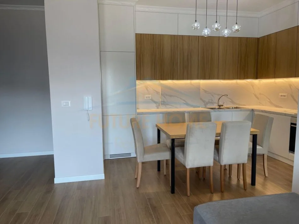 Tirane, jepet me qera apartament 2+1+Ballkon Kati 8, 99 m² 850 € (Stacioni i Trenit)