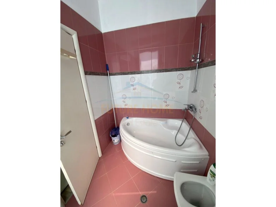 Tirane, jepet me qera apartament 3+1+Ballkon Kati 1, 107 m² 700 € (Korda e Diellit)