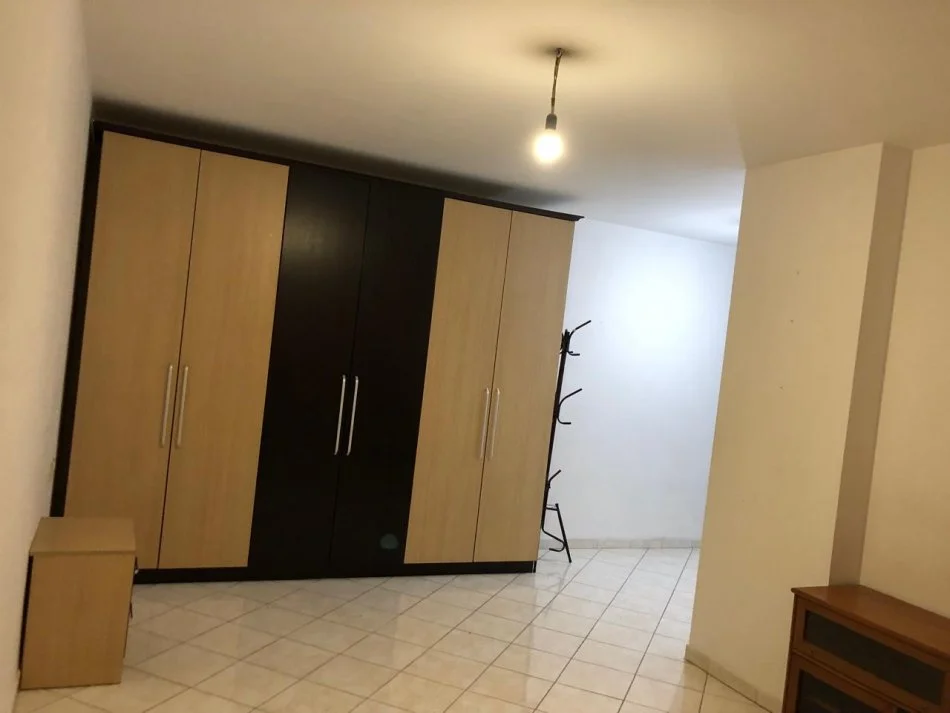 Tirane, jepet me qera apartament 2+1+Ballkon Kati 6, 110 m² 400 € (Rr.Dritan Hoxha Laprake te Intesa SanPaolo)