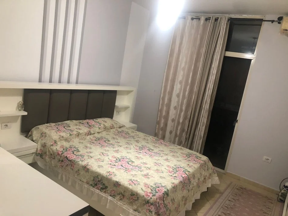 Tirane, jepet me qera apartament 2+1+Ballkon Kati 3, 100 m² 650 € (Komuna e Parisit)