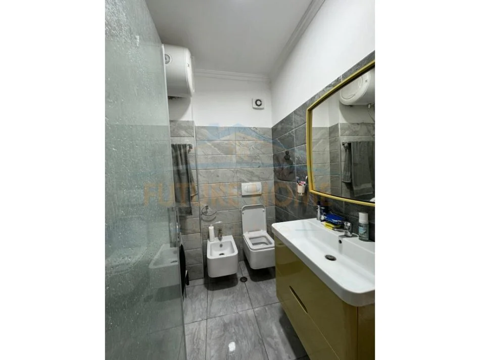 Tirane, jepet me qera apartament 2+1+Ballkon Kati 3, 120 m² 500 € (Unaza e Re)