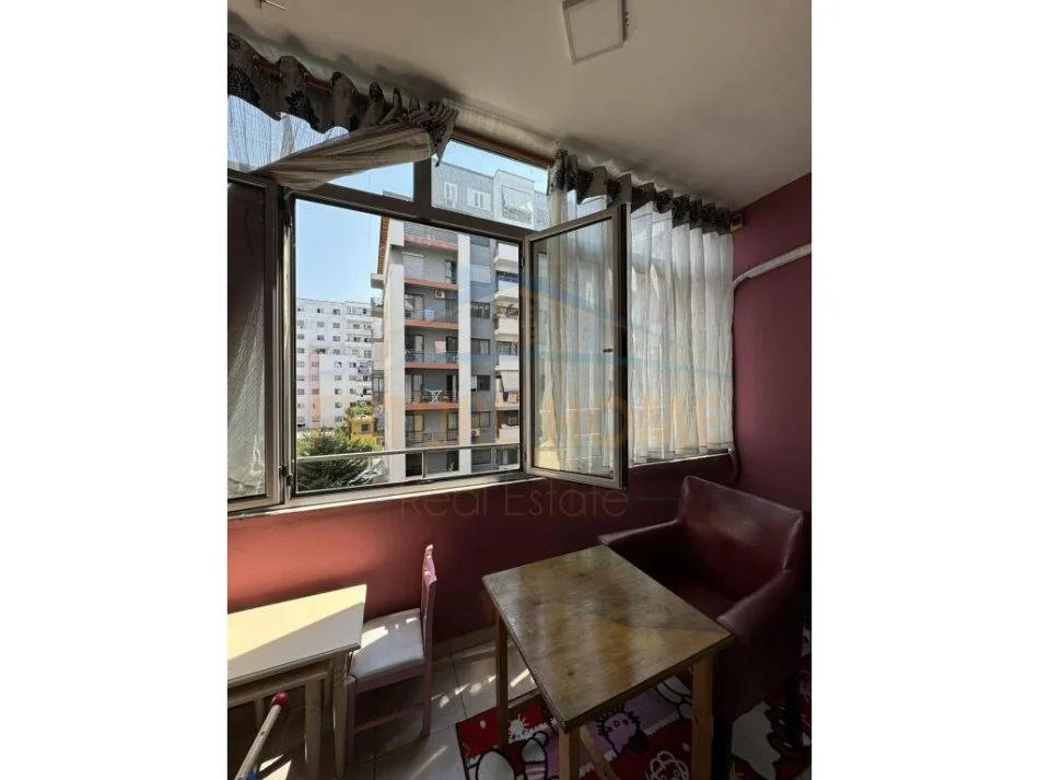Tirane, jepet me qera apartament 2+1+Ballkon Kati 3, 120 m² 500 € (Unaza e Re)