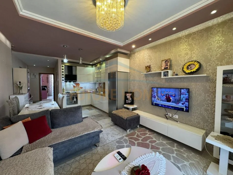 Tirane, jepet me qera apartament 2+1 Kati 3, 120 m² 500 € (BLEVARDI MIGJENI)