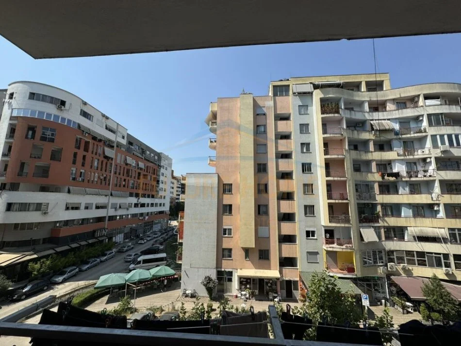 Tirane, jepet me qera apartament 2+1+Ballkon Kati 3, 120 m² 500 € (Unaza e Re)