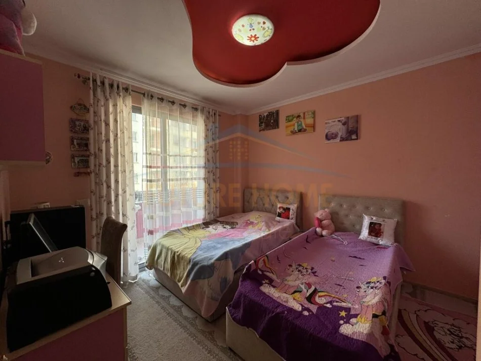 Tirane, jepet me qera apartament 2+1+Ballkon Kati 3, 120 m² 500 € (Unaza e Re)