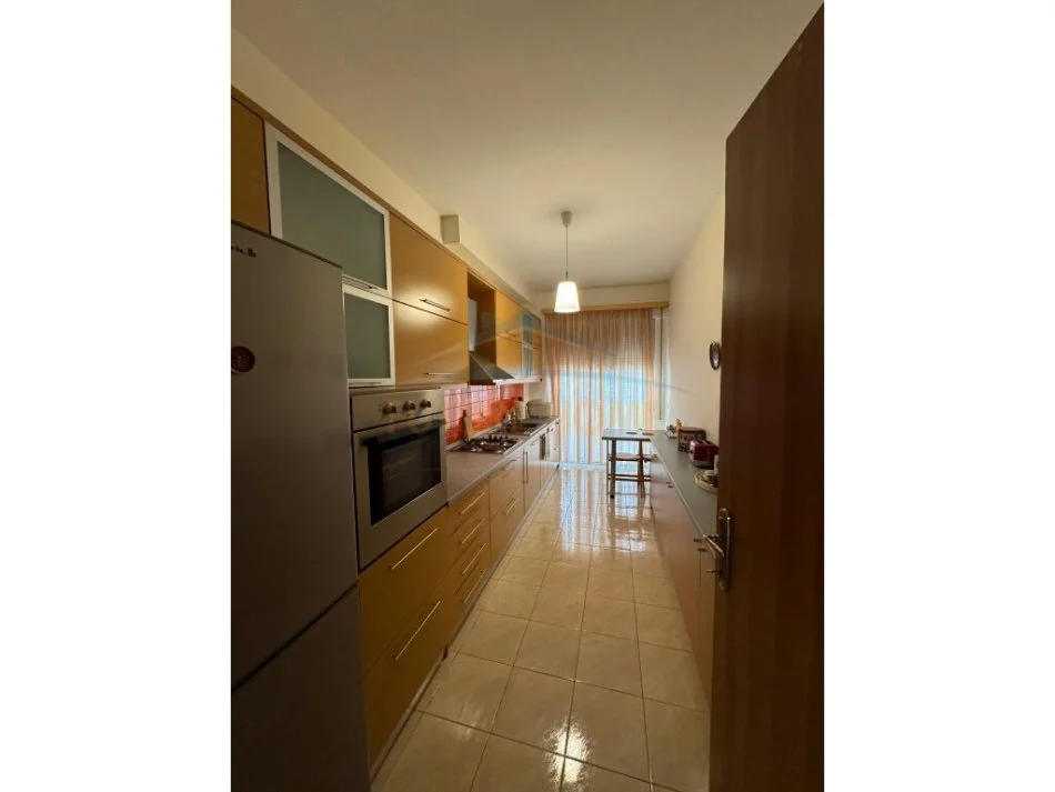 Tirane, jepet me qera apartament 2+1+Aneks+Ballkon Kati 4, 112 m² 650 € (Pazari i Ri)