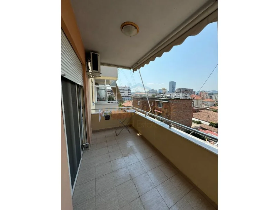 Tirane, jepet me qera apartament 2+1+Aneks+Ballkon Kati 4, 112 m² 650 € (Pazari i Ri)
