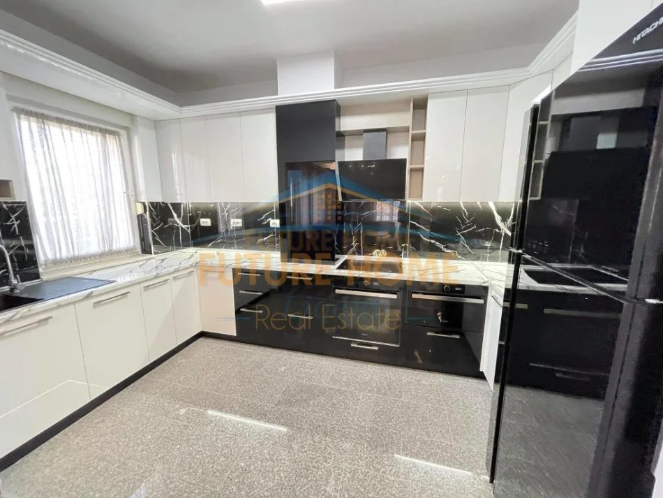 Tirane, jepet me qera apartament 3+1+Aneks+Ballkon Kati 2, 145 m² 1.000 € (Sauk)