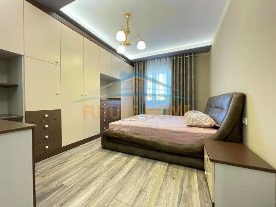 Tirane, jepet me qera apartament 3+1+Aneks+Ballkon Kati 2, 145 m² 1.000 € (Sauk)