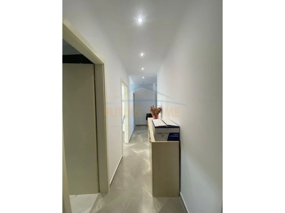 Tirane, jepet me qera ambjent biznesi Kati 9, 143 m² 1.500 € (Rruga e Kosovareve)