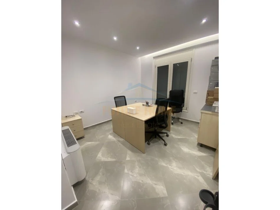 Tirane, jepet me qera ambjent biznesi Kati 9, 143 m² 1.500 € (Rruga e Kosovarëve.)