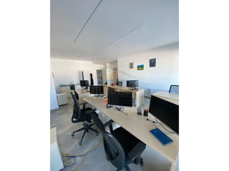 Tirane, jepet me qera ambjent biznesi Kati 9, 143 m² 1.500 € (Rruga e Kosovarëve)