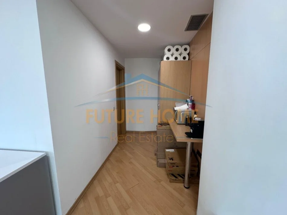 Tirane, jepet me qera zyre Kati 13, 251 m² 6.400 € (Bulevardi Bajram Curri)
