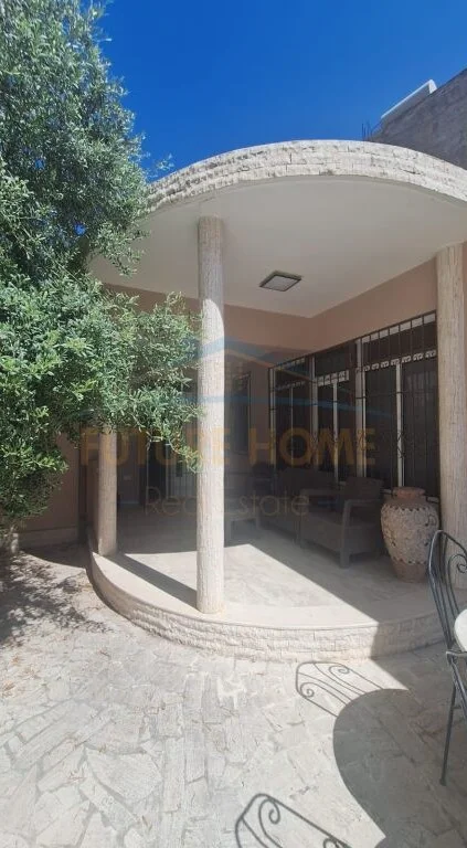 Shitet, Shtëpi Privat , Prane Bashkise, Vlorë.RV43024