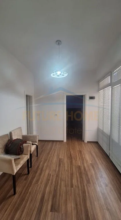 Shitet, Shtëpi Privat , Prane Bashkise, Vlorë.RV43024