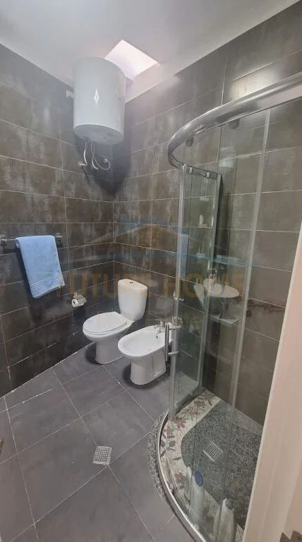 Shitet, Shtëpi Privat , Prane Bashkise, Vlorë.RV43024