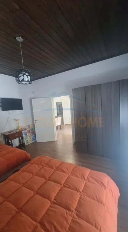 Shitet, Shtëpi Privat , Prane Bashkise, Vlorë.RV43024