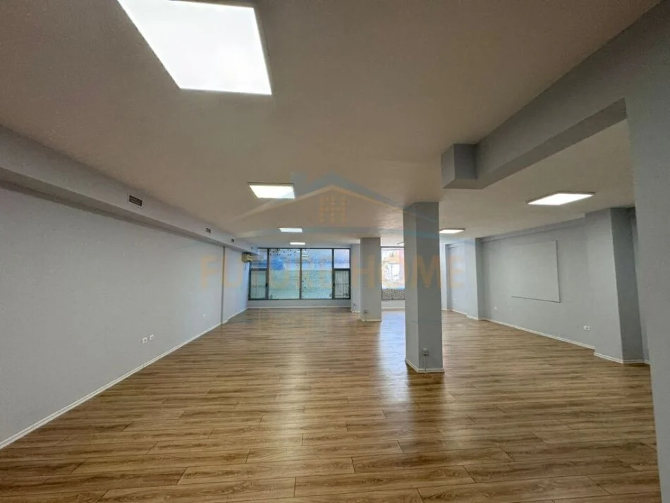 Tirane, jepet me qera  Ambient biznesi Open Space  Kati 1, 116 m² 1.200 € (Rruga E Kavajes)