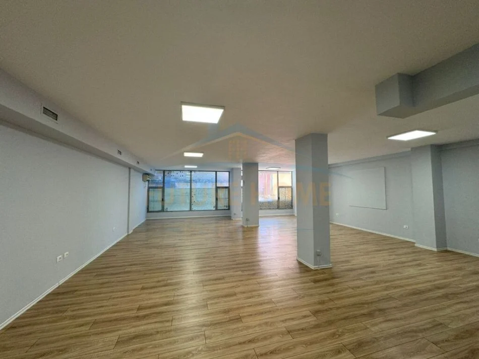 Tirane, jepet me qera  Ambient biznesi Open Space  Kati 1, 116 m² 1.200 € (Rruga E Kavajes)