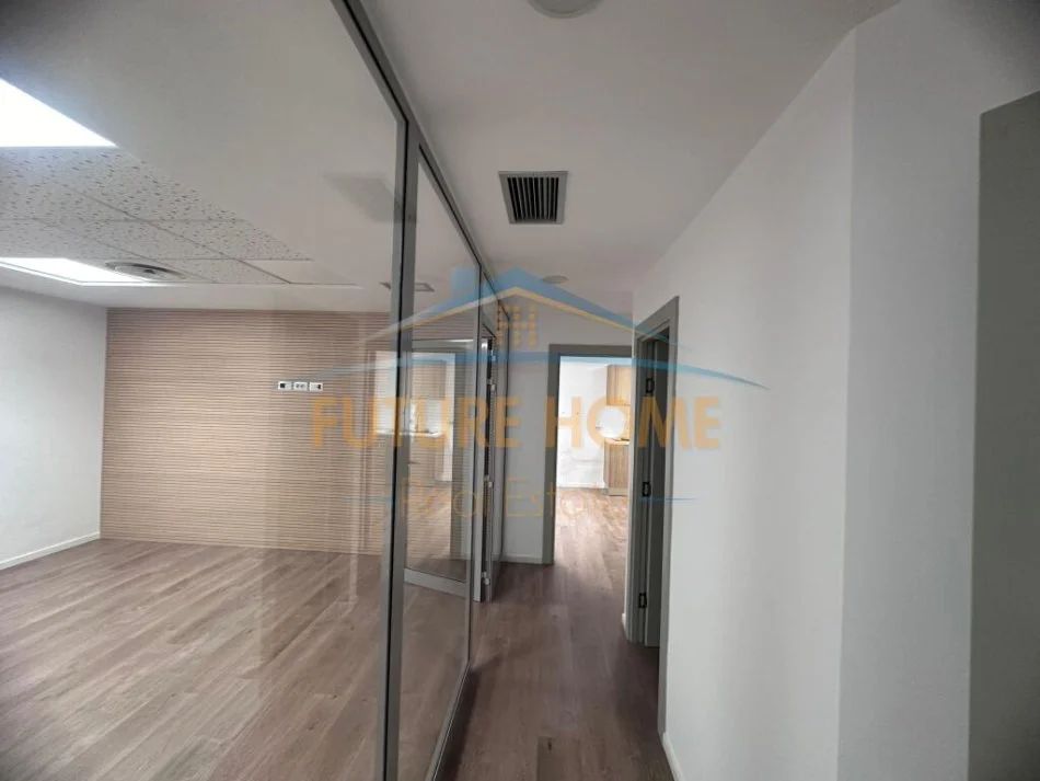 Tirane, jepet me qera ambjent biznesi Kati 4, 444 m² 11.500 € (Bulevardi Bajram Curri)