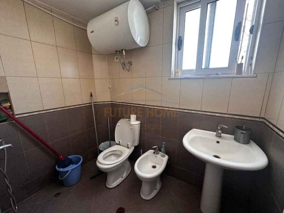 Tirane, jepet me qera 2+1 Kati 1, 80 m² 250 € (Perball Spitaleve, Allias)