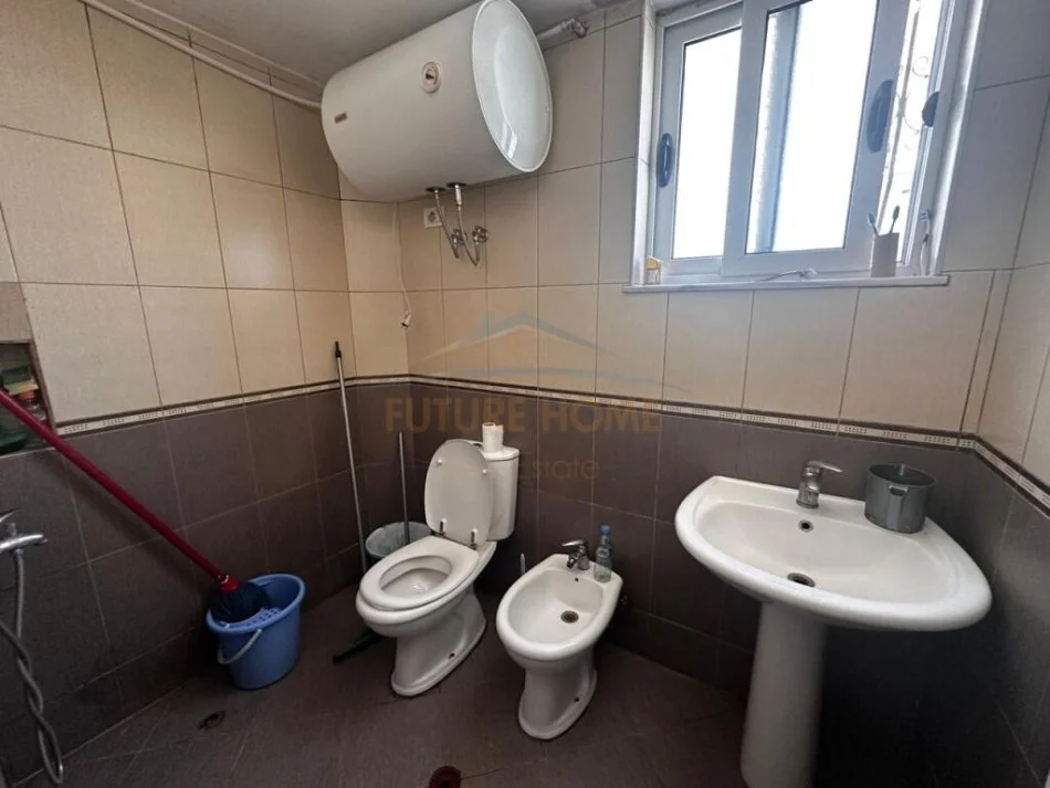 Tirane, jepet me qera 2+1 Kati 1, 80 m² 250 € (Perball Spitaleve, Allias)
