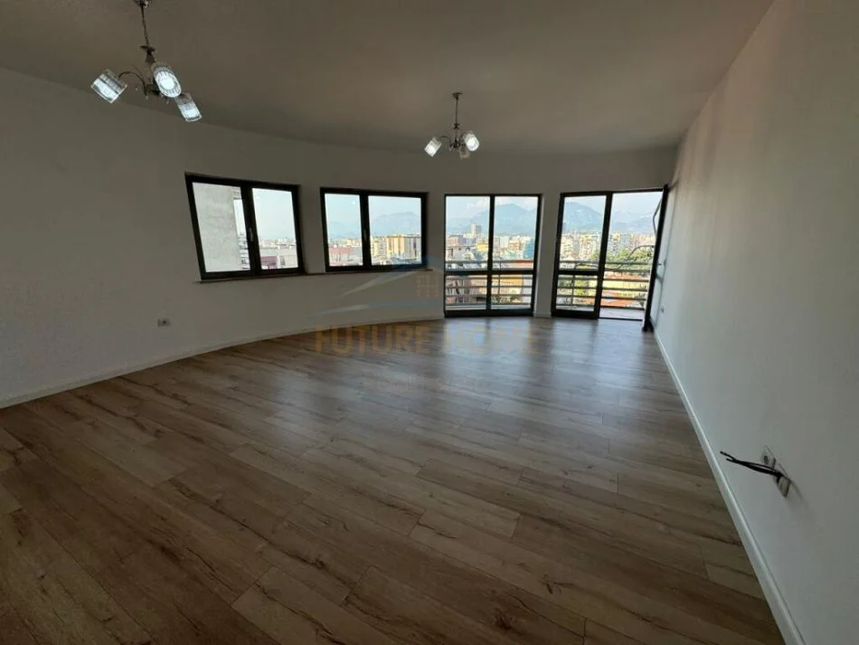 Tirane, shitet apartament 1+1+Ballkon Kati 8, 76 m² 155.000 € (Zogu i Zi)