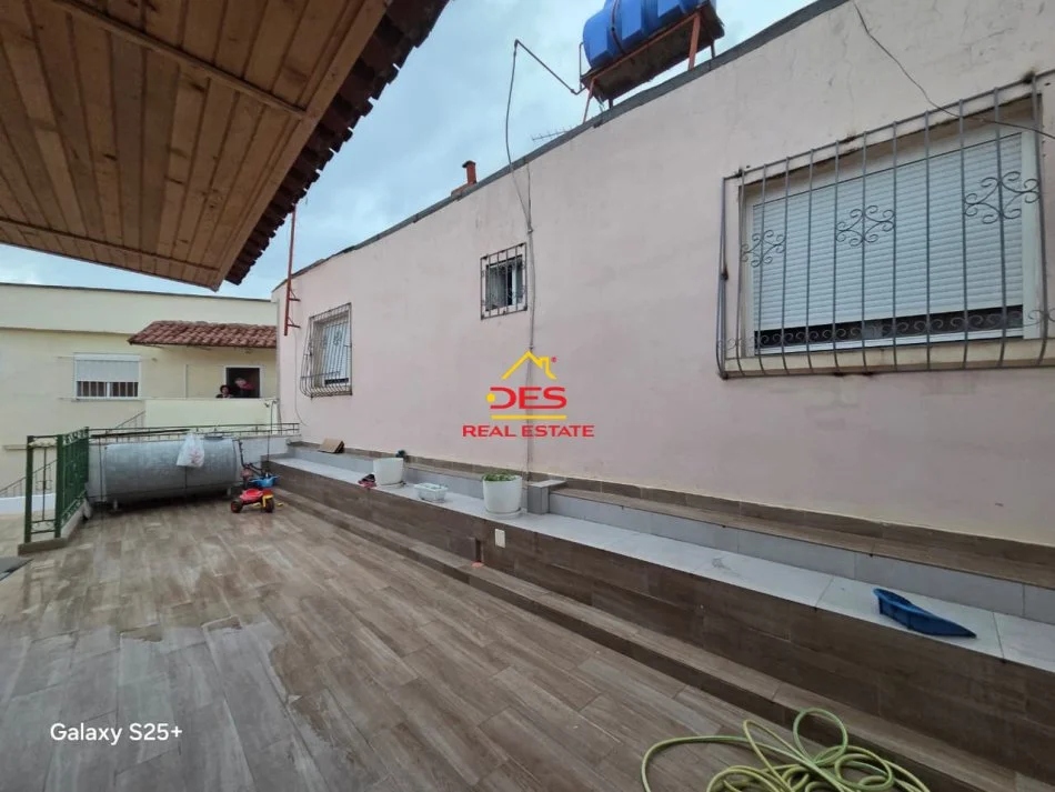 Vlore, jepet me qera apartament 1+1+Ballkon Kati 2, 70 m² 250 € (Rruga Demokracia)