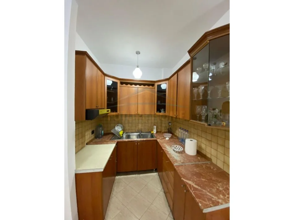 Tirane, jepet me qera apartament 2+1+Ballkon Kati 1, 100 m² 450 € (Kodra e Diellit)
