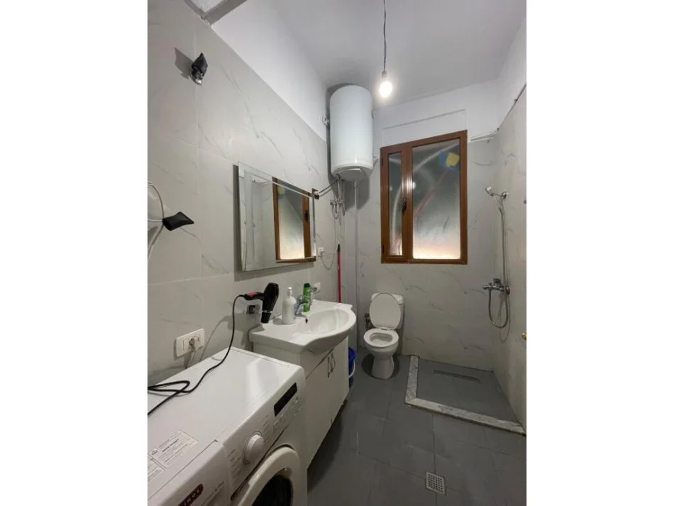 Tirane, jepet me qera apartament 2+1 Kati 4, 95 m² 700 € (Qender, prane Universitetit "Albanian University")