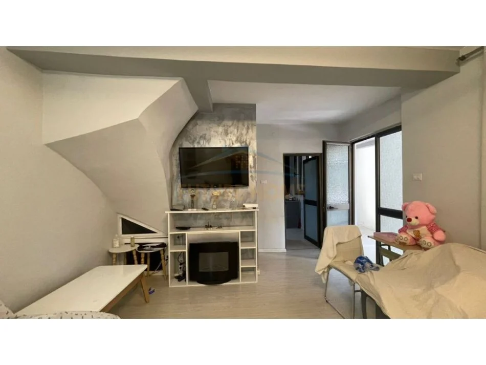 Tirane, jepet me qera apartament 3+1+2, Kati 2, 130 m² 550 € (Rruga "Bardhyl", Tirane)