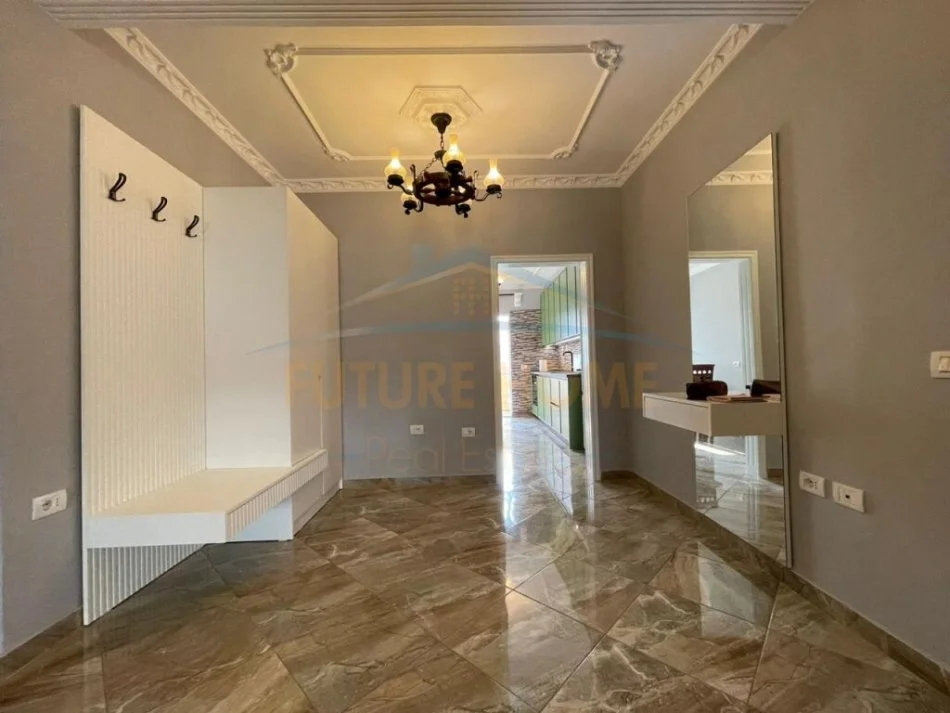 Tirane, jepet me qera apartament 2+1+Ballkon Kati 4, 100 m² 1.100 € (Bllok , Libri Universitar)