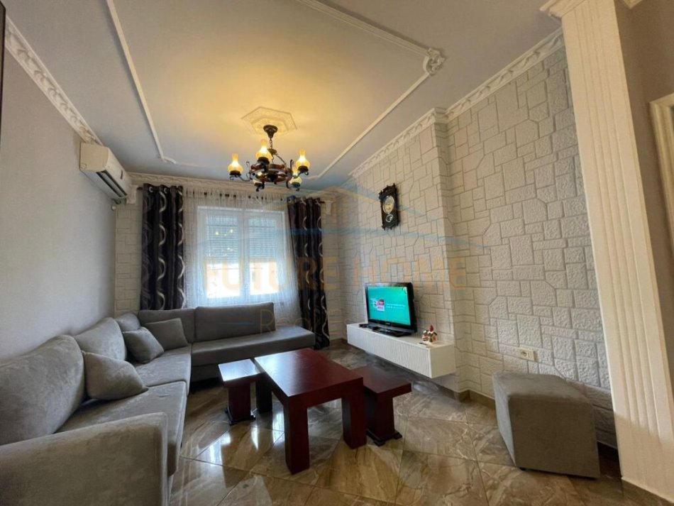 Tirane, jepet me qera apartament 2+1+Ballkon Kati 4, 100 m² 1.100 € (Bllok , Libri Universitar)