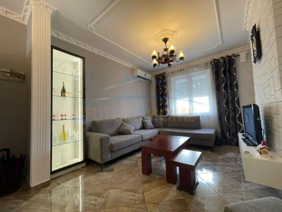 Tirane, jepet me qera apartament 2+1+Ballkon Kati 4, 100 m² 1.100 € (Bllok , Libri Universitar)