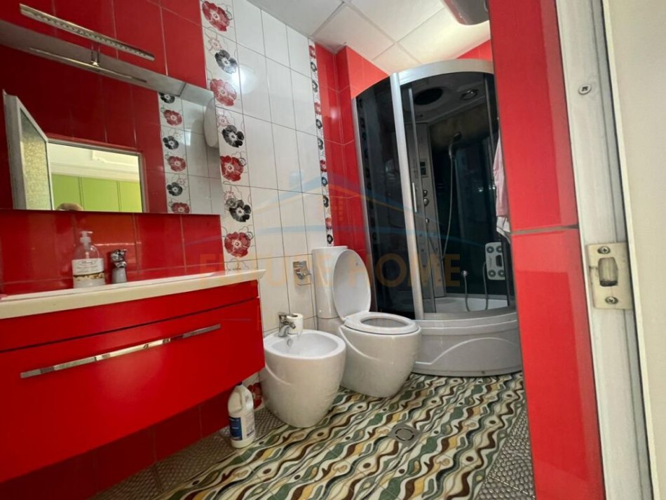 Tirane, jepet me qera apartament 2+1+Ballkon Kati 4, 100 m² 1.100 € (Bllok , Libri Universitar)